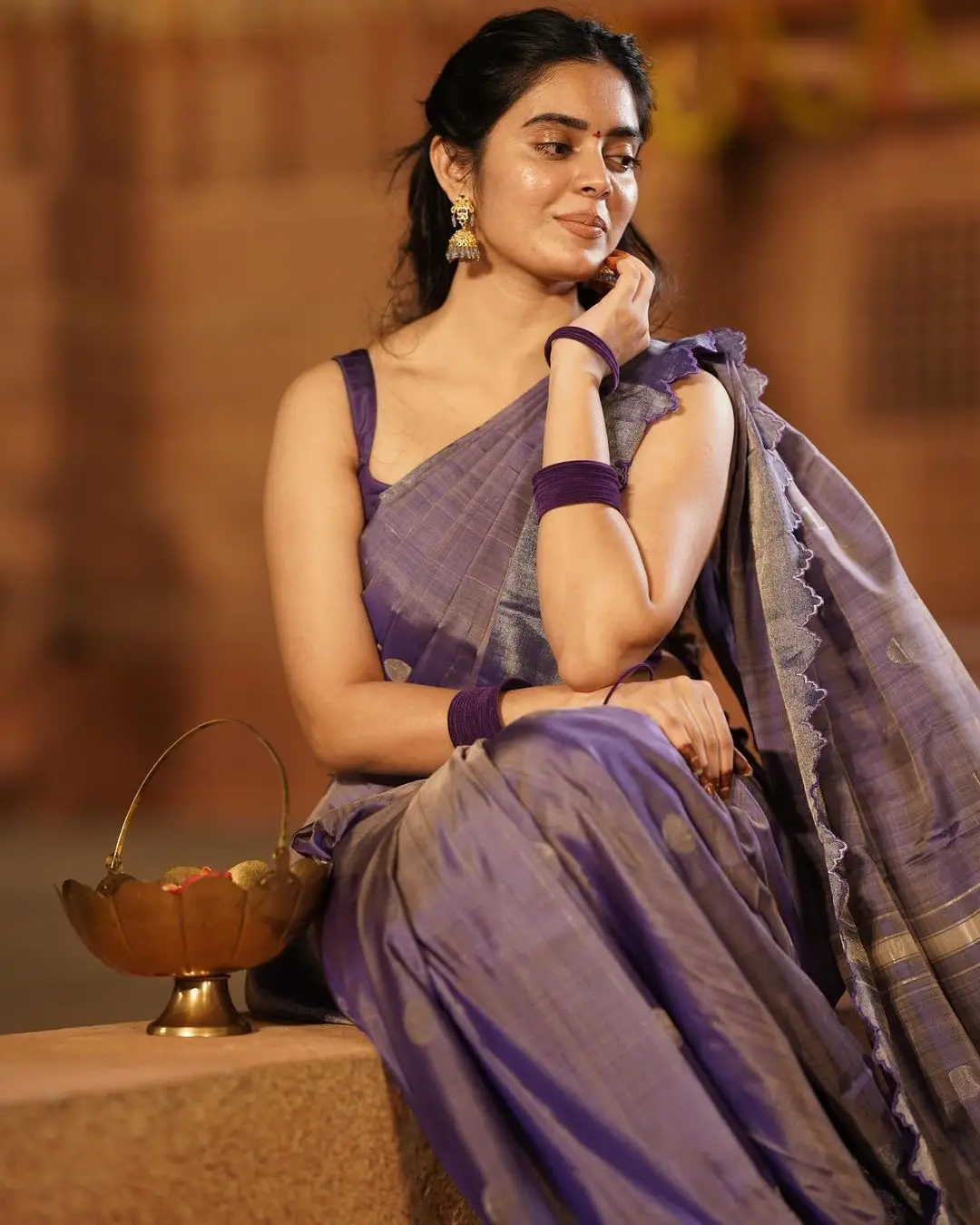 Kushita Kallapu In Traditional Violet Saree Sleeveless Blouse